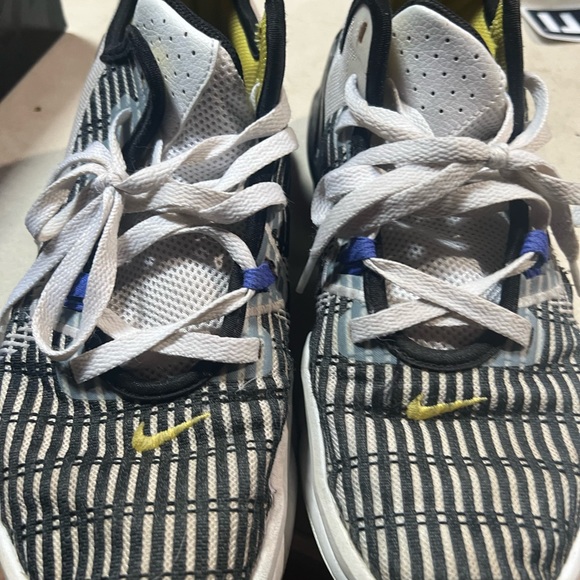 Men’s 8.5 Lebron basketball shoes - Picture 2 of 3